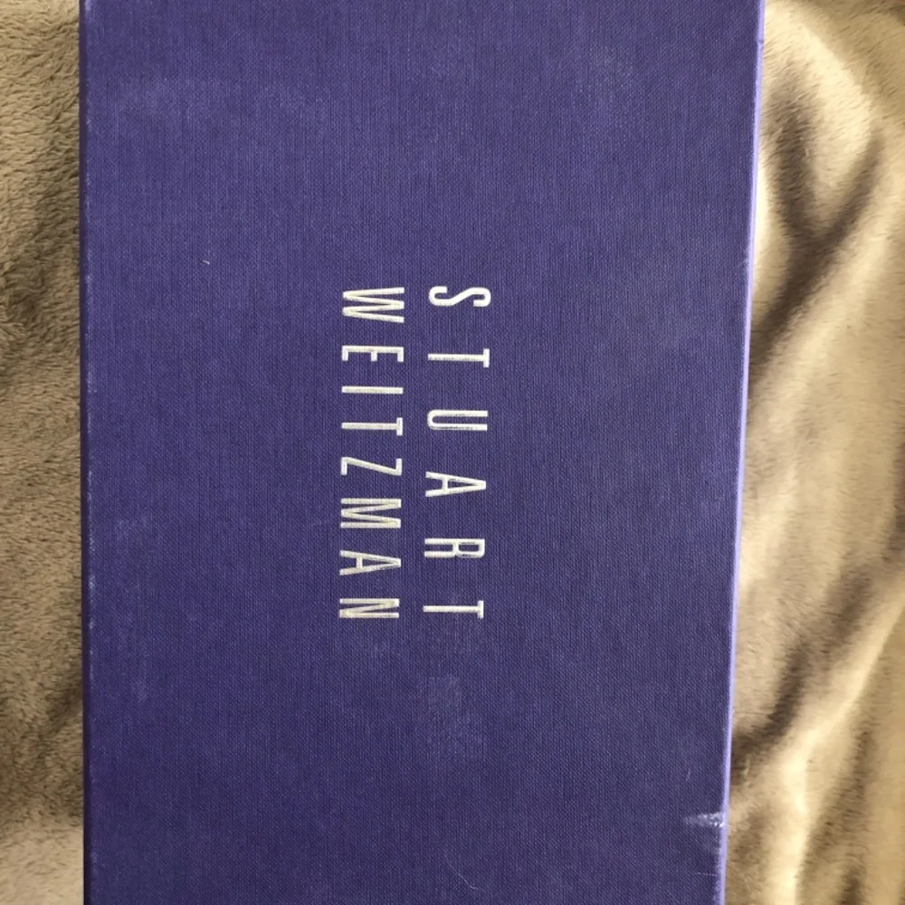 Stuart Weitzman - Picture 5 of 5